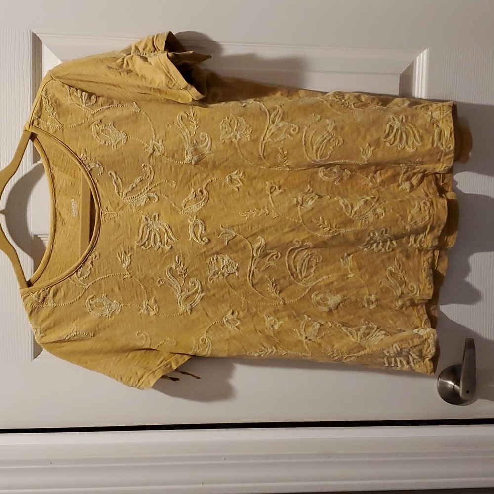 Mustard sz L Sonoma tee with detailing